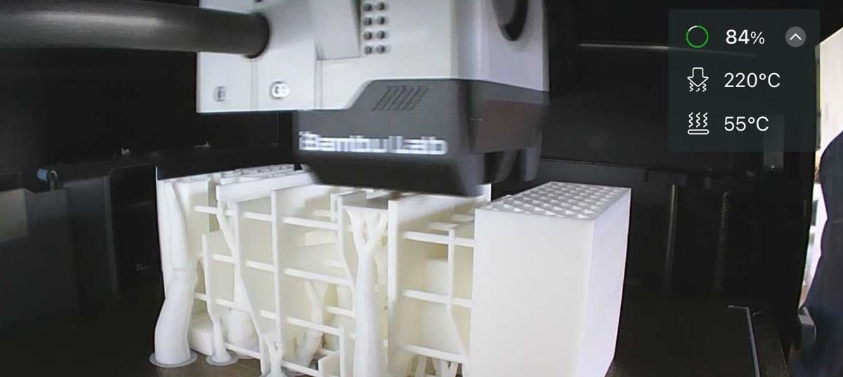 Maqueta imprimiéndose dentro de la Bambu Lab P1S