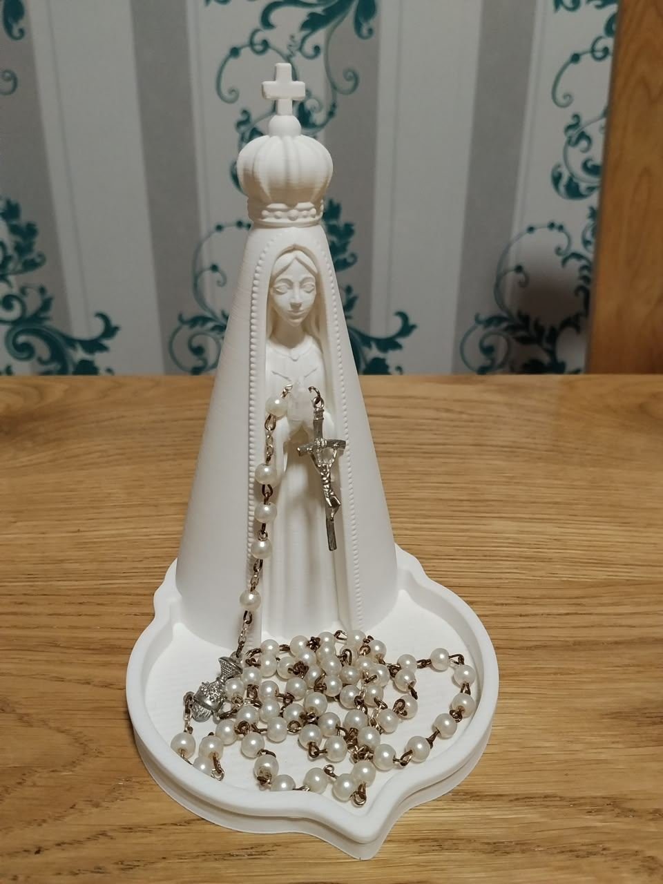 Imagen religiosa impresa en blanco con rosario